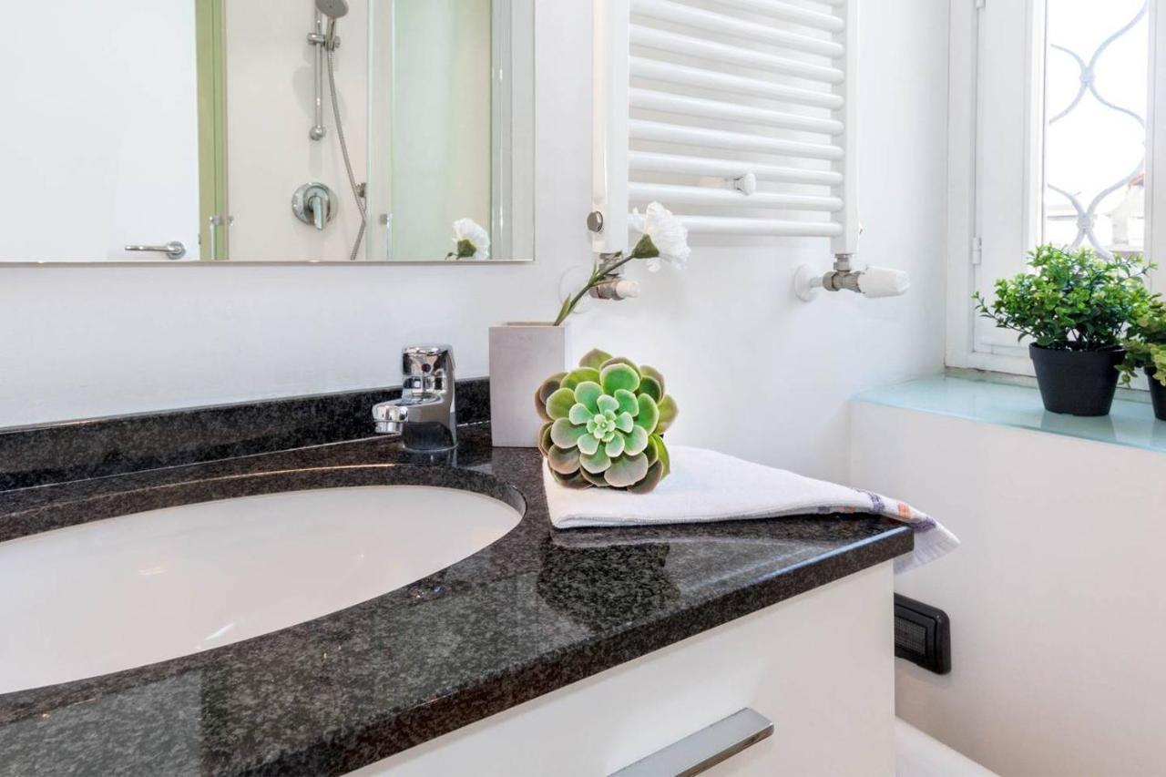 Altido Lovely Mansard Milan Bagian luar foto